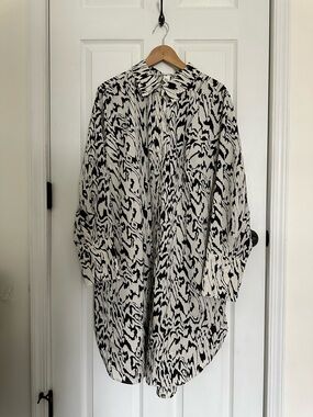 H&M Black and White Abstract Print Button-Down Shirt